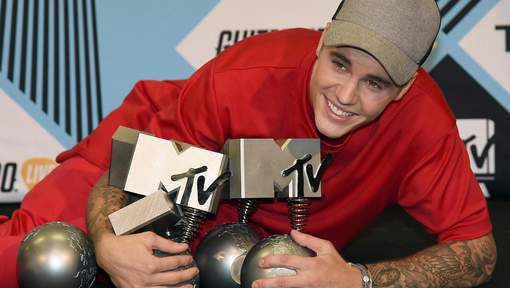 Justin Bieber poses with his awards at the MTV Europe Music Awards (EMAs) 2015 Italy, 25 October 2015. EPA/DANIEL DAL ZENNARO